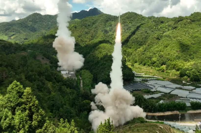 Bức ảnh được Quân đội Trung Quốc công bố cho thấy các tên lửa đang được phóng trong cuộc tập trận ngày 4/8 (Ảnh: Reuters) Bức ảnh được Quân đội Trung Quốc công bố cho thấy các tên lửa đang được phóng trong cuộc tập trận ngày 4/8 (Ảnh: Reuters)