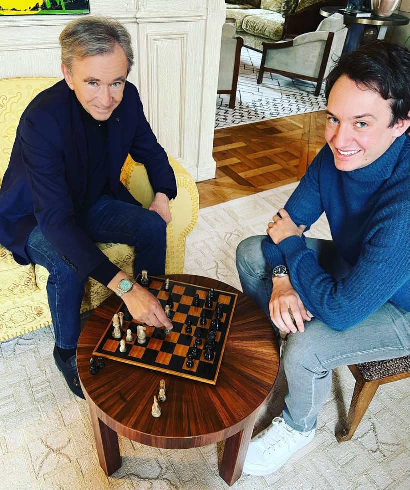 Frédéric Arnault chơi cờ cùng cha mình, Bernard Arnault (Ảnh: Instagram) 6570c99b-cbc9-4a66-a30c-81fab8479265_e3dc28c7.jpg