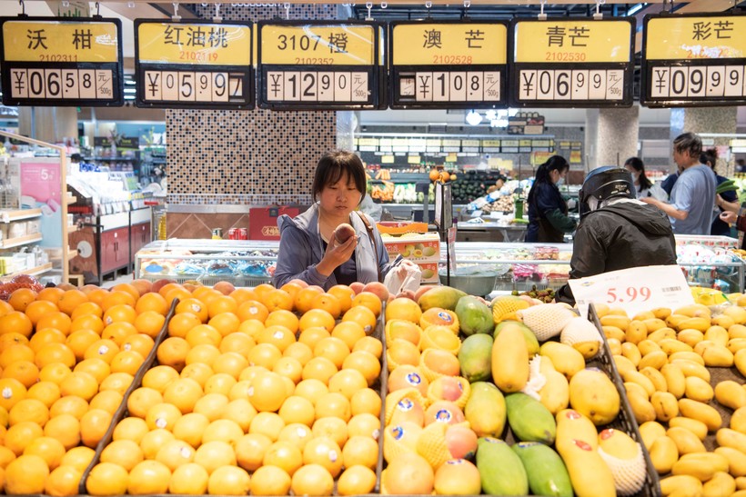 Nhu cầu trong nước của Trung Quốc suy giảm (Ảnh: CNBC) 107272709-1689647570587-gettyimages-1258632515-CHINA-ECONOMY-CPI_CN.jpeg