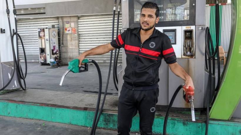 Quang cảnh một trạm xăng hết nhiên liệu do các cuộc tấn công của Israel ở Rafah, Gaza vào ngày 25/10/2023 (Ảnh: CNBC) 0c97156cc2b4735f9290a747d30d4551b1e60012-16x9-x66y0w1778h1000.jpg