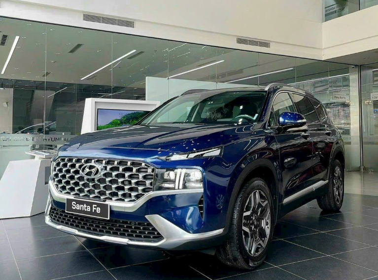 Hyundai SantaFe 2024 đang nhận được mức tổng ưu đãi lên đến 180 triệu đồng. 1.png
