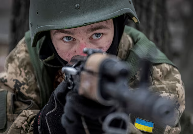 Một tình nguyện viên Ukraine tham gia khóa huấn luyện cơ bản tại một địa điểm không được tiết lộ ở vùng Kiev, Ukraine ngày 9/1/2024 (Ảnh: Reuters) 2.png