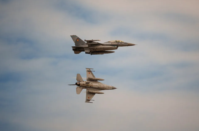 Chiến đấu cơ F-16 của Romania (Ảnh: AP) 4.png