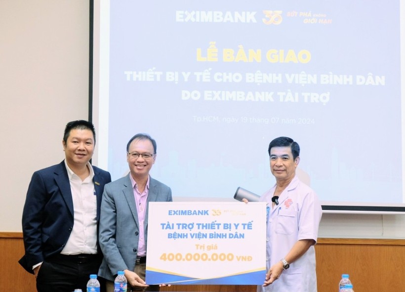 Ông Nguyễn Hồ Hoàng Vũ – Phó Tổng Giám đốc Eximbank (thứ 2 từ trái sang) trao tặng thiết bị y tế trị giá 400 triệu đồng cho ông Lương Thanh Tùng, Bác sĩ chuyên khoa II, Phó Giám đốc Bệnh viện Bình Dân. Hinh.jpg