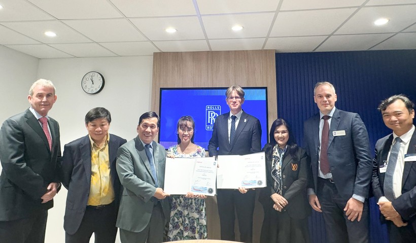 Tiến sĩ Nguyễn Thị Phương Thảo, Chủ tịch HĐQT Vietjet (thứ 4 từ trái sang) cùng các lãnh đạo cấp cao Vietjet và Rolls-Royce chứng kiến Lễ ký kết hợp đồng tại Triển lãm Hàng không quốc tế Farnborough 2024 Photo 3 (1).jpg