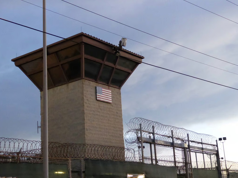 Cổng chính của nhà tù ở căn cứ hải quân Guantanamo của Mỹ (Ảnh: AFP) 3.png