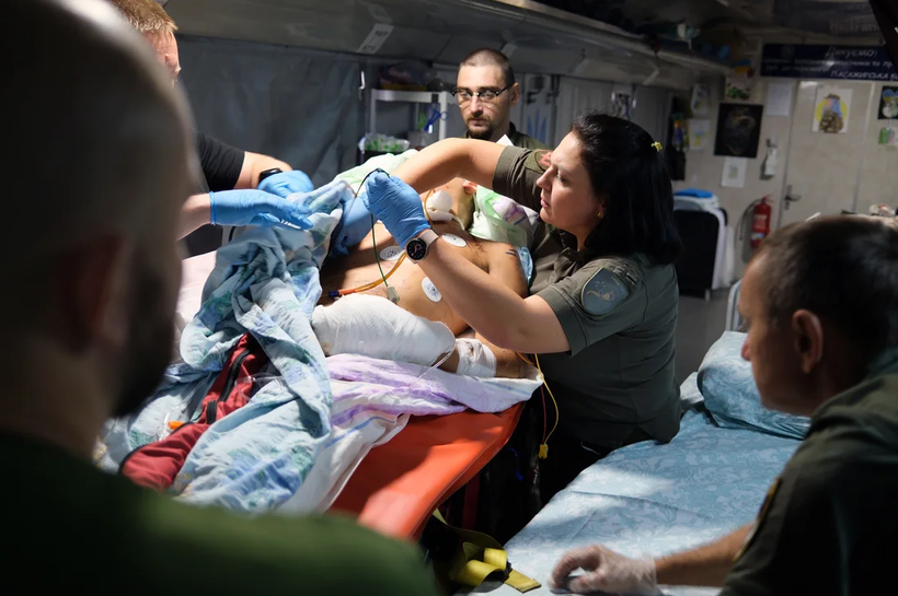 Trong bệnh viện di động, mọi quy trình đều mang đến những thách thức riêng (Ảnh: CNN) 1.png