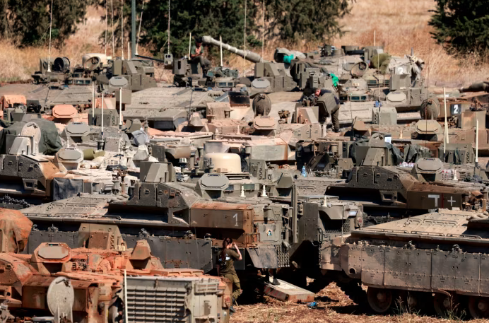 Xe tăng và xe bọc thép của quân đội Israel được triển khai ở vùng Thượng Galilee, miền Bắc Israel gần biên giới với Lebanon (Ảnh: AFP) 2.png