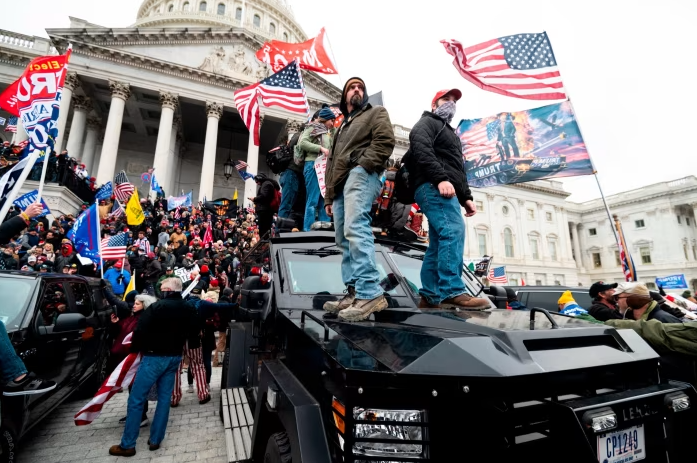 Lời thề "ngày đầu tiên" của ông Trump cũng bao gồm việc ân xá hàng loạt cho những "người yêu nước" đã bị bỏ tù vì xông vào Đồi Capitol vào ngày 6/1/2021 (Ảnh: Getty) 25.png