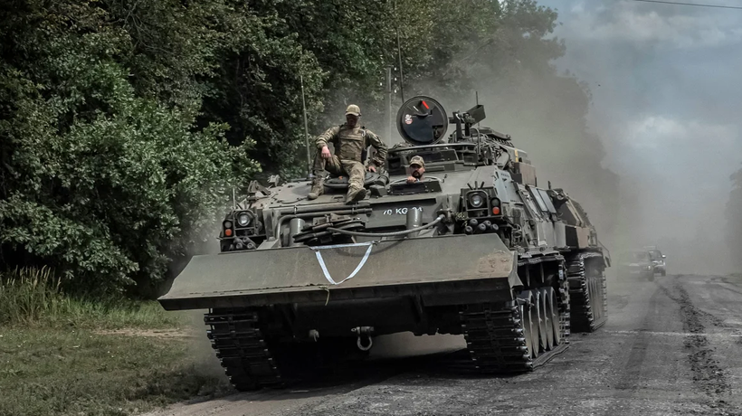 Binh sĩ Ukraine đi xe quân sự ở vùng Sumy, gần biên giới Nga ngày 10/8 (Ảnh: Reuters) Untitled2.png