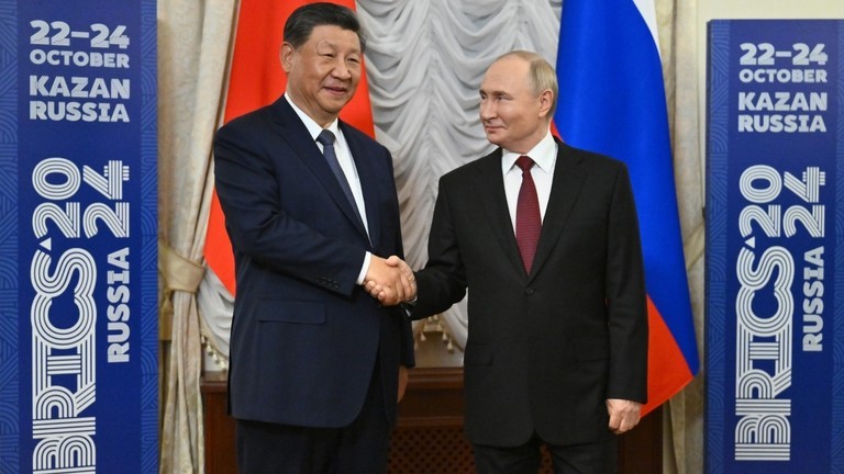 Tổng thống Nga Vladimir Putin và Chủ tịch Trung Quốc Tập Cận Bình trong cuộc gặp tại hội nghị thượng đỉnh BRICS XVI ở Kazan. Ảnh: RT.