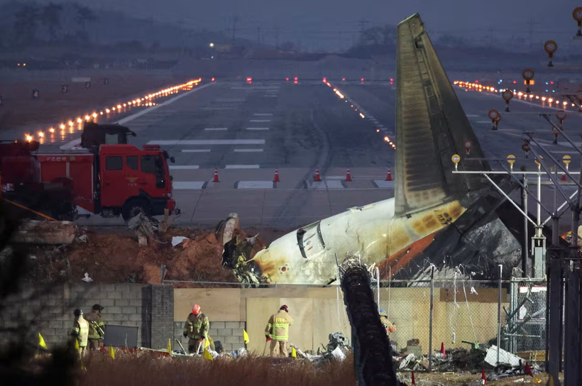 Lực lượng cứu hộ làm việc gần xác máy bay của hãng Jeju Air. Ảnh: WSJ.