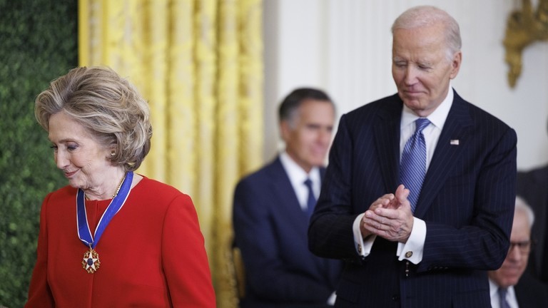 Bà Hillary Clinton được Tổng thống Joe Biden trao Huân chương Tự do. Ảnh: Getty.