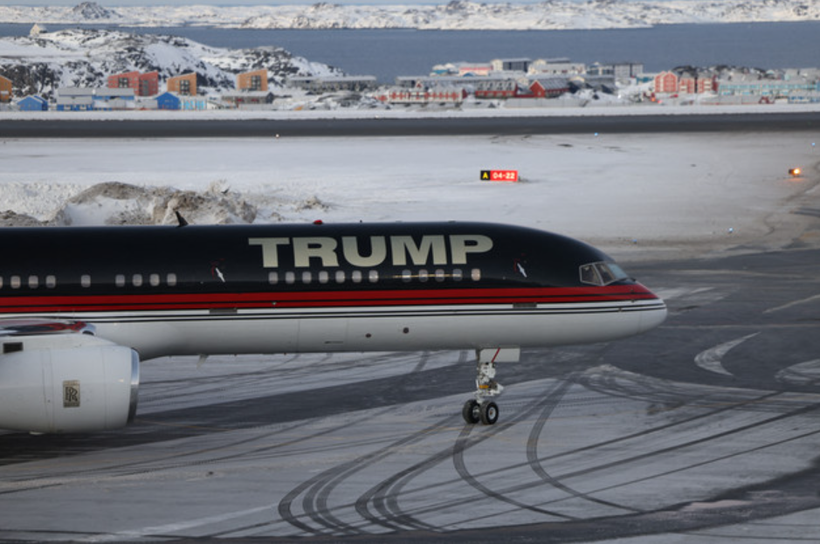 Một chiếc máy bay có dán dòng chữ Trump hạ cánh ở Nuuk, Greenland, vào ngày 7/1. Ảnh: AFP.