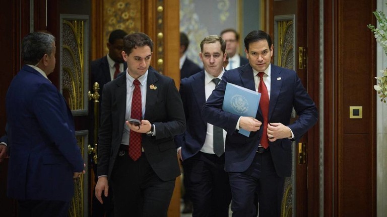 Ngoại trưởng Mỹ Marco Rubio (phải) trong cuộc gặp quan chức Ukraine ở Arab Saudi ngày 11/3. Ảnh: Getty.