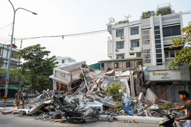 Toàn cảnh một tòa nhà bị sập sau trận động đất mạnh ở Mandalay, Myanmar, ngày 30/3. Ảnh: Reuters.
