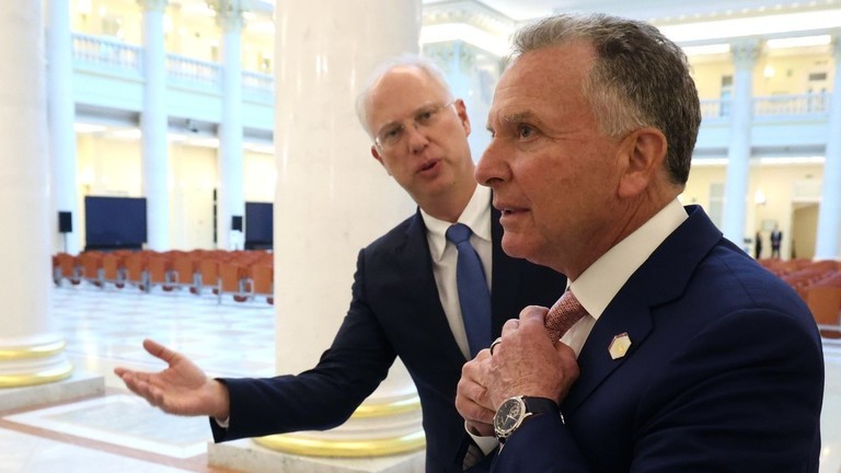 Đặc phái viên Nhà Trắng Steve Witkoff cùng đặc phái viên kinh tế của Tổng thống Nga, ông Kirill Dmitriev. Ảnh: RIA.