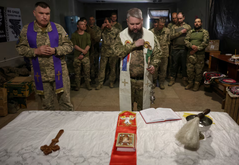 Các binh sĩ Ukraine tham gia lễ Phục sinh ở khu vực Donetsk ngày 20/4. Ảnh: Reuters.