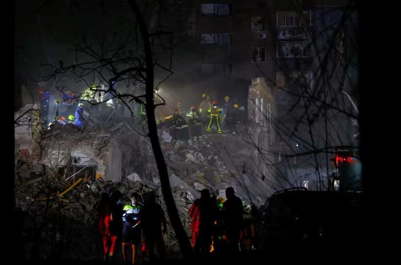 Lực lượng cứu hộ làm việc tại hiện trường một tòa nhà chung cư bị trúng tên lửa đạn đạo của Nga tại Kiev, Ukraine ngày 24/4. Ảnh: Reuters.