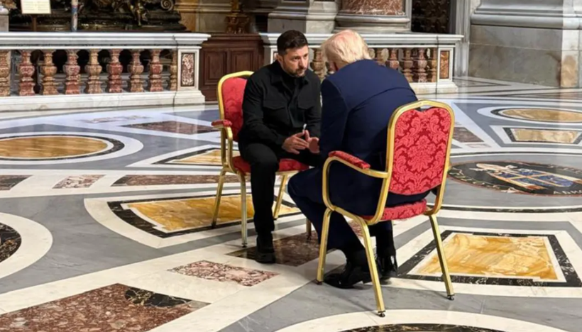 Tổng thống Mỹ Donald Trump và Tổng thống Ukraine Volodymyr Zelensky có cuộc nói chuyện riêng tư trong hôm 26/4. Ảnh: Getty.