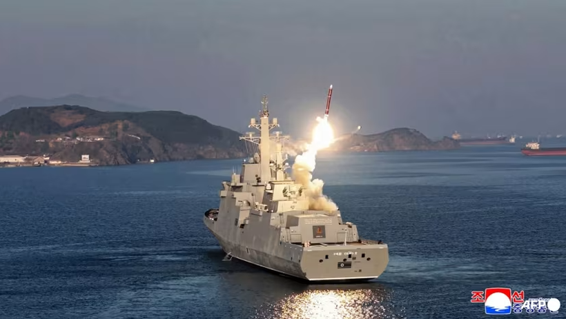 Cuộc thử nghiệm phóng hệ thống vũ khí từ boong tàu khu trục mới nhất của Triều Tiên, Choe Hyon trong một bức ảnh không có ngày công bố. Ảnh: AFP.