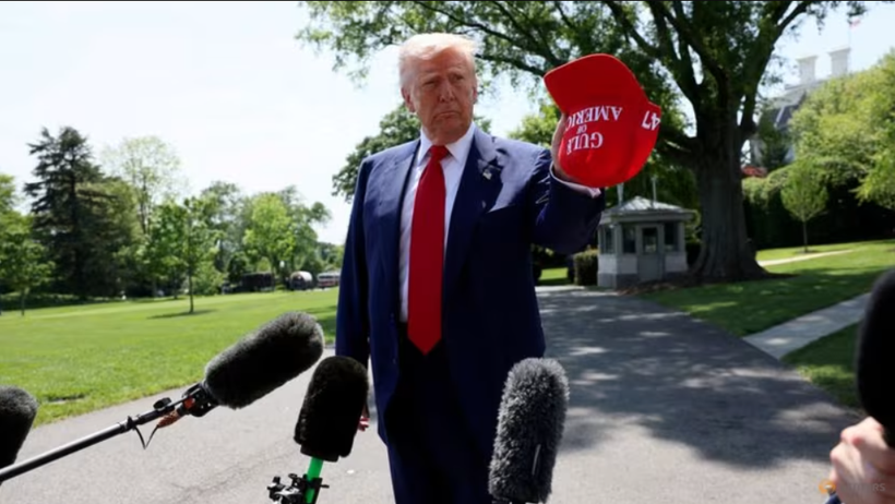 Tổng thống Mỹ Donald Trump cầm chiếc mũ có thêu dòng chữ "Vịnh Mỹ" khi ông phát biểu với giới truyền thông ngày 29/4. Ảnh: Reuters.