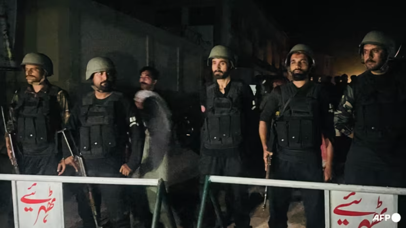 Lực lượng an ninh phong tỏa một con phố gần địa điểm xảy ra vụ tấn công ở Muzaffarabad, thủ phủ của Kashmir do Pakistan quản lý, vào ngày 7/5. Ảnh: AFP.