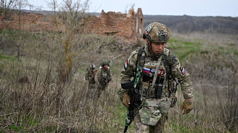 Quân nhân thuộc Lữ đoàn bộ binh hải quân cận vệ số 155 thuộc Hạm đội Thái Bình Dương của Nga với Nhóm lực lượng Sever tham gia huấn luyện chiến đấu trong bối cảnh hoạt động quân sự của Nga tại Ukraine, ở khu vực Kursk, Nga. Ảnh: Sputnik.