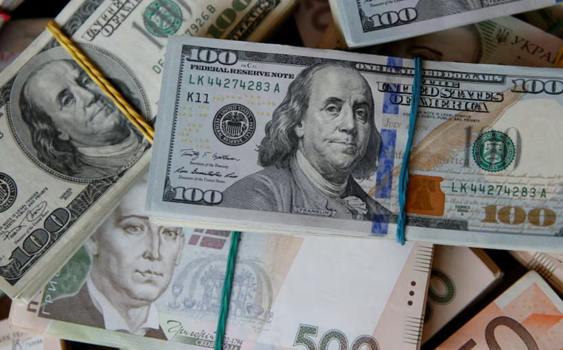 Tiền giấy đô la Mỹ, euro và hryvnia Ukraine trong một bức ảnh minh họa. Ảnh: Reuters.