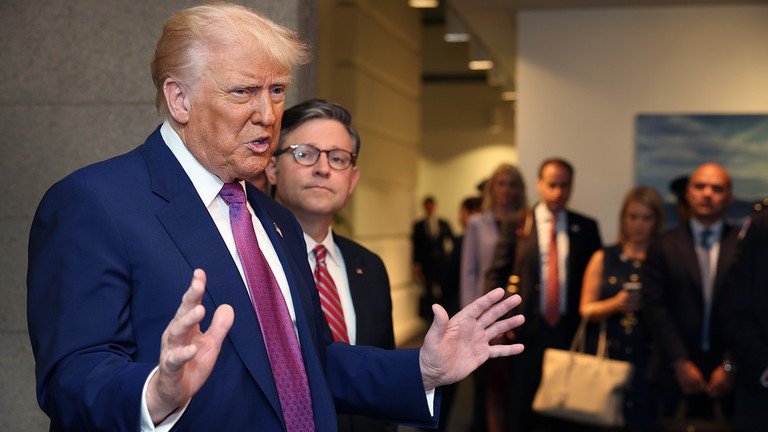 Tổng thống Mỹ Donald Trump lên tiếng chỉ trích lãnh đạo Nga, Ukraine và người tiền nhiệm Joe Biden. Ảnh: Getty.