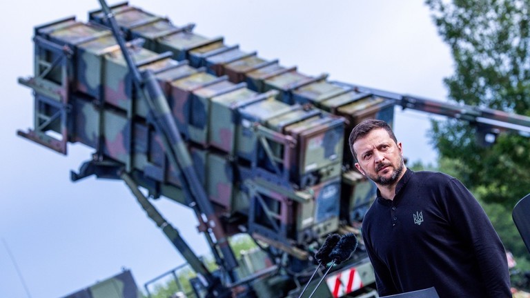 Tổng thống Ukraine Volodymyr Zelensky trước hệ thống tên lửa phòng không Patriot tại Đức, tháng 6/2024. Ảnh: Getty.