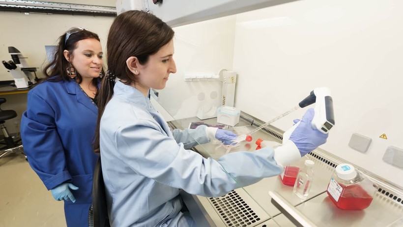 Tiến sĩ Borrello và nhóm của bà đã phát triển hai loại thuốc mới được thiết kế để ngăn chặn hoạt động của HDAC6. Ảnh: IE.