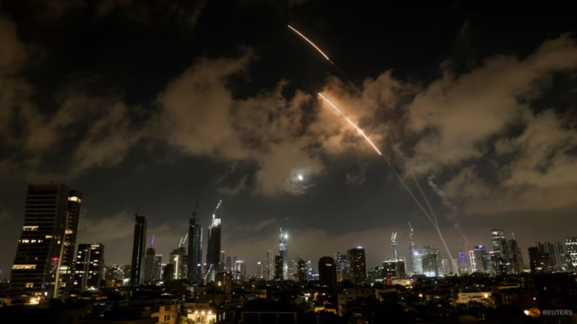 Một hệ thống chống tên lửa hoạt động khi tên lửa được phóng từ Iran, nhìn từ Tel Aviv, Israel vào ngày 18/6. Ảnh: Reuters. Iran cảnh báo hậu quả không thể đảo ngược sau khi ông Trump dọa loại bỏ lãnh tụ tối cao 2.png