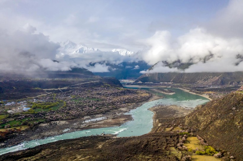 Ảnh chụp từ trên cao của sông Yarlung Tsangpo. Ảnh: Getty. Trung Quốc xây đập lớn hơn Tam Hiệp, Ấn Độ cảnh báo bom nước.jpg