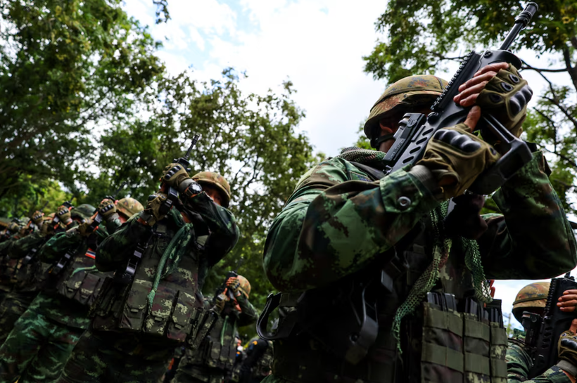 Binh sĩ chào mừng khi Thủ tướng Thái Lan Paetongtarn Shinawatra đến thăm Đại đội Biệt kích 1202 tại thị trấn biên giới Thái Lan-Campuchia thuộc huyện Aranyaprathet ngày 26/6. Ảnh: Reuters.