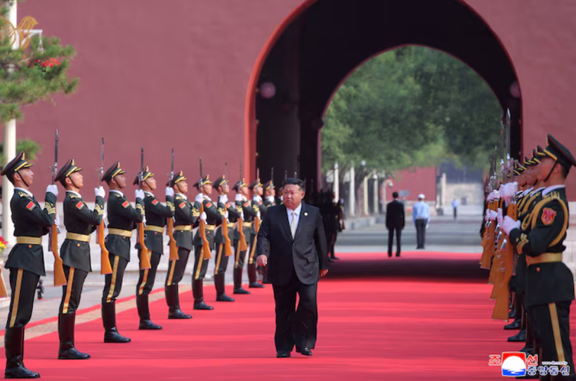 Nhà lãnh đạo Triều Tiên Kim Jong-un đến dự lễ duyệt binh kỷ niệm 80 năm ngày kết thúc Thế chiến II tại Bắc Kinh, Trung Quốc, ngày 3/9. Ảnh: KCNA.