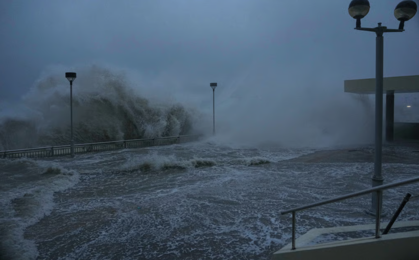 Siêu bão Ragasa tàn phá Hong Kong: 700 chuyến bay bị hủy, thành phố tê liệt