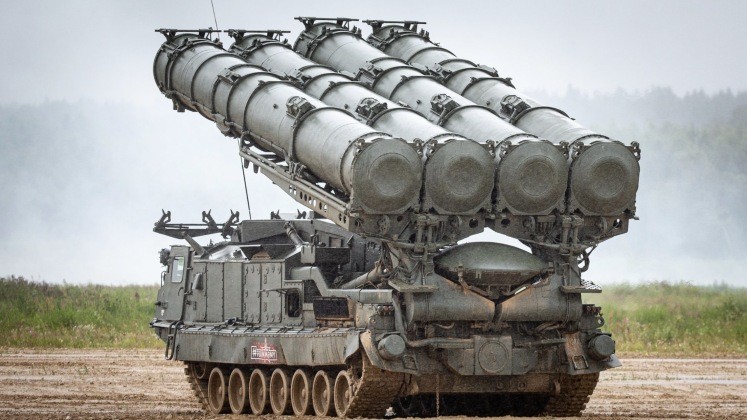 Bệ phóng tên lửa thuộc hệ thống S-300VM. Ảnh: MW.