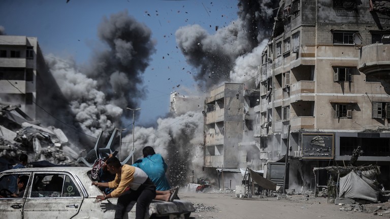 Một cuộc không kích của Israel vào thành phố Gaza vào ngày 27/9. Ảnh: Getty.