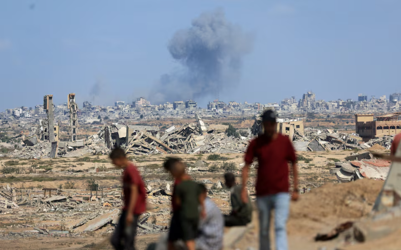 Khói bốc lên sau vụ nổ giữa cuộc tấn công của quân đội Israel vào thành phố Gaza, nhìn từ trung tâm Dải Gaza, ngày 6/10. Ảnh: Reuters.