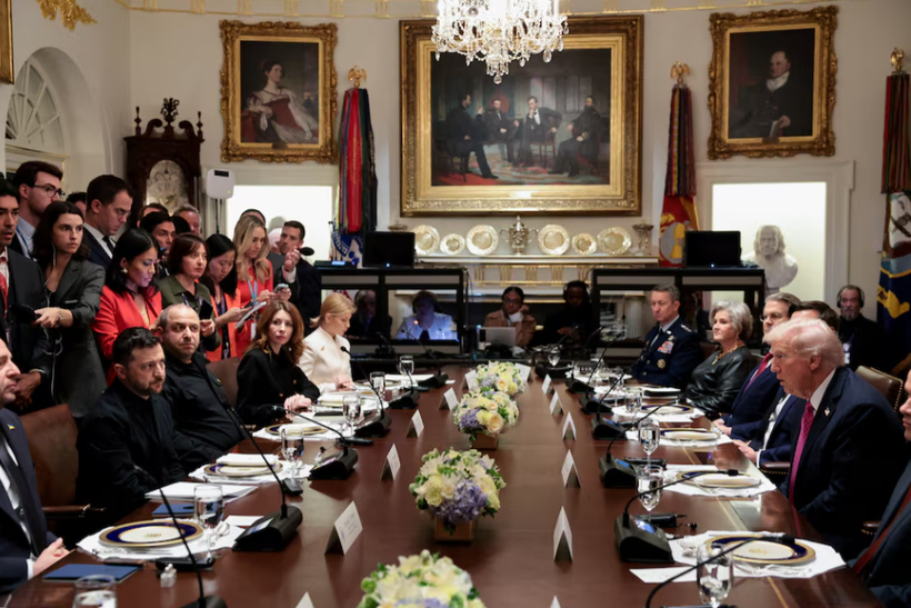 Tổng thống Mỹ Donald Trump gặp Tổng thống Ukraine Volodymyr Zelensky trong bữa trưa tại Phòng Nội các ở Nhà Trắng ở Washington, D.C., Mỹ ngày 17/10. Ảnh: Reuters.