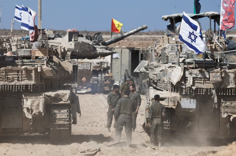 Binh sĩ Israel đứng cạnh xe tăng gần biên giới Israel-Gaza, tại Israel, ngày 19/10. Ảnh: Reuters.