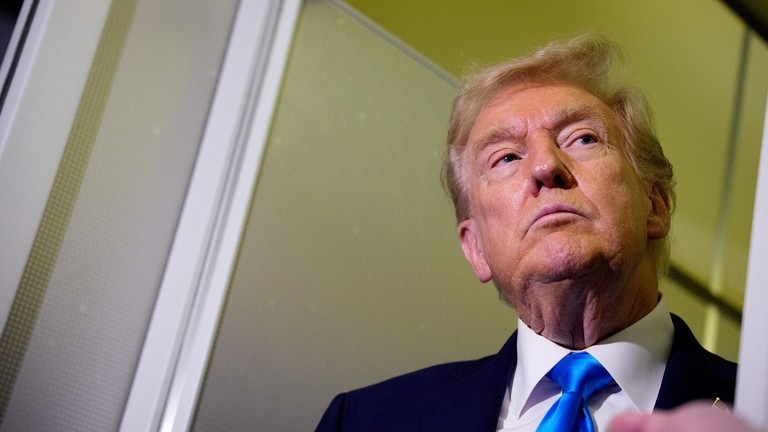 Tổng thống Mỹ Donald Trump trên chiếc Không lực Một, ngày 25/10. Ảnh: Getty.