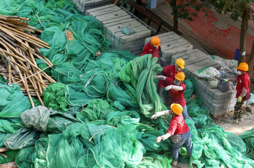 Hong Kong chạy đua tháo lưới giàn giáo trước hạn chót giữa khủng hoảng an toàn và thiếu nhân công.png