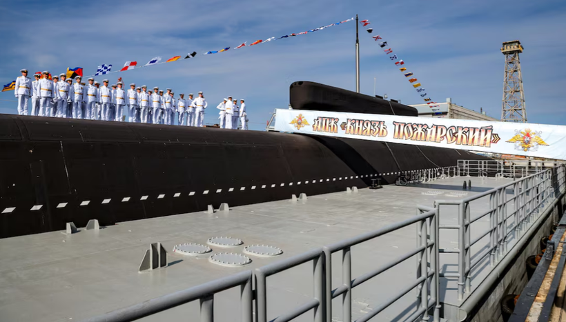 Các thành viên thủy thủ đoàn xếp hàng trong buổi lễ thượng cờ hải quân trên tàu ngầm mang tên lửa đạn đạo chạy bằng năng lượng hạt nhân Knyaz Pozharsky tại Severodvinsk, vùng Arkhangelsk, Nga ngày 24/7. Ảnh: Reuters.