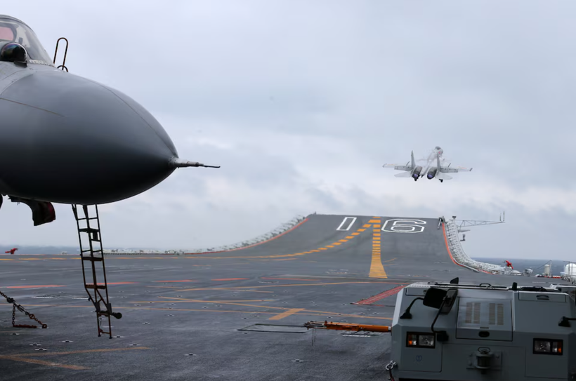 Máy bay chiến đấu J-15 từ tàu sân bay Liêu Ninh của Trung Quốc, ngày 2/1/2017. Ảnh: Reuters.