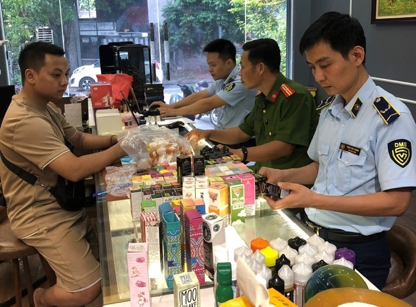 Quản lý thị trường kiểm tra một cửa hàng thuốc lá thế hệ mới. Thuoc la.jpg