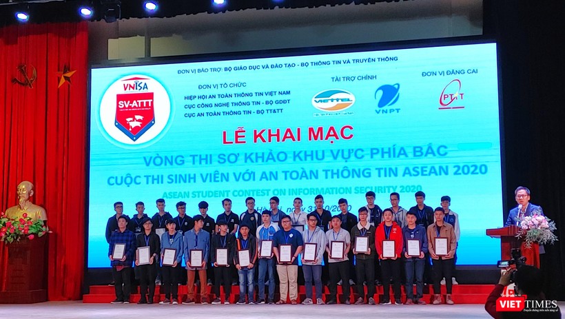 Đại diện 29 đội tại Lễ khai mạc Sơ khảo cuộc thi "Sinh viên với ATTT ASEAN 2020", diễn ra tại Hà Nội. Đại diện 29 đội tại Lễ khai mạc Sơ khảo cuộc thi "Sinh viên với ATTT ASEAN 2020", diễn ra tại Hà Nội.