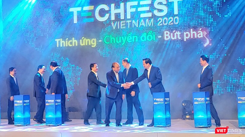Thủ tướng Chính phủ cùng đại diện các Bộ tại Lễ khai mạc Techfest 2020. Thủ tướng Chính phủ cùng đại diện các Bộ tại Lễ khai mạc Techfest 2020.