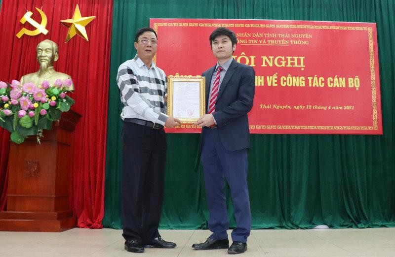 Ông Đặng Xuân Trường trao quyết định tiếp nhận ông Phạm Quang Hiếu về công tác tại Sở Thông tin và Truyền thông. Ảnh: Báo Thái Nguyên.